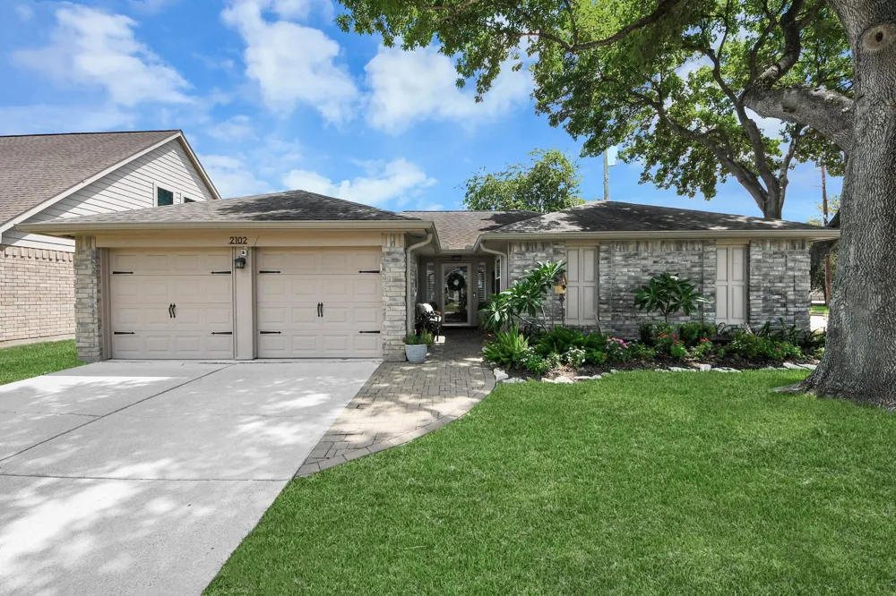 2102 Fountain Drive Sugar Land, TX 77478