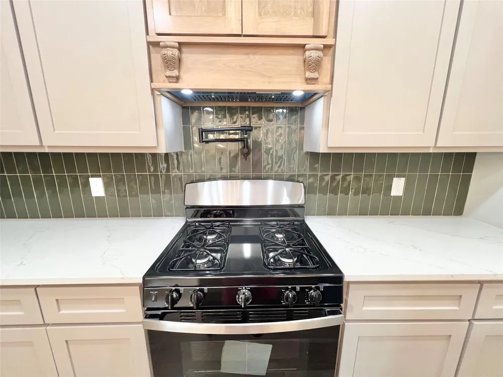 11905 23rd St Santa Fe, TX 77510
