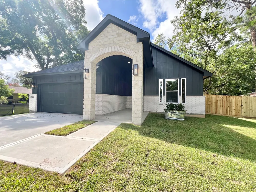 11905 23rd St Santa Fe, TX 77510