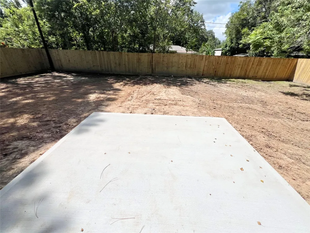 11905 23rd St Santa Fe, TX 77510