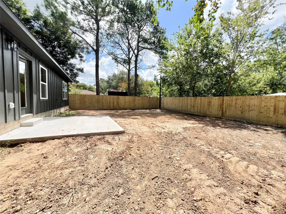 11905 23rd St Santa Fe, TX 77510