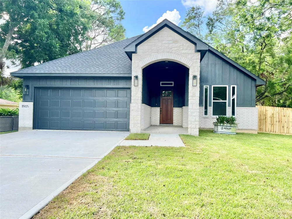 11905 23rd St Santa Fe, TX 77510