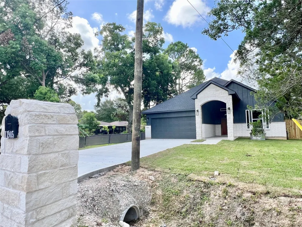 11905 23rd St Santa Fe, TX 77510