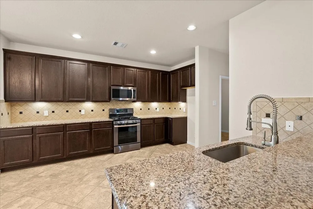 11815 Eagle Ridge Drive Mont Belvieu, TX 77535