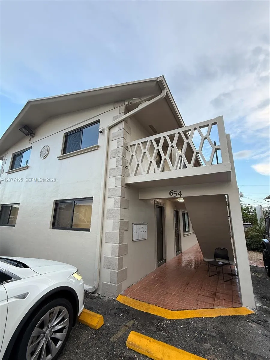 664 W 29th St #6 Hialeah, FL 33012
