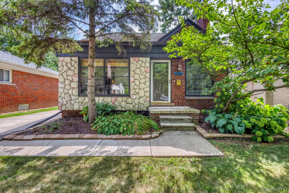 21156 Manchester Boulevard Harper Woods City, MI 48225