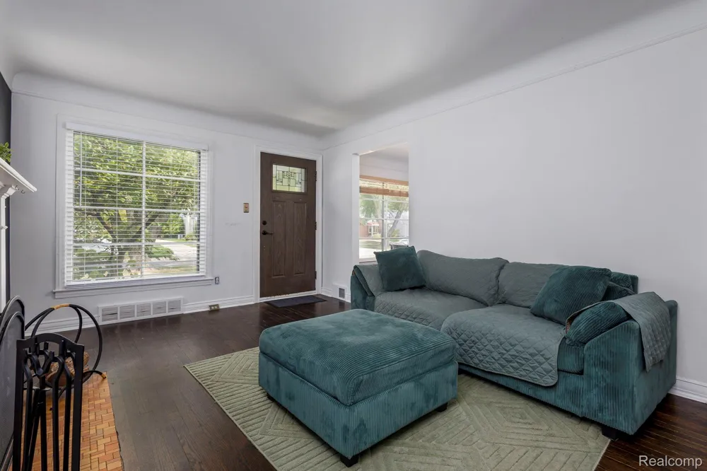 21156 Manchester Boulevard Harper Woods City, MI 48225