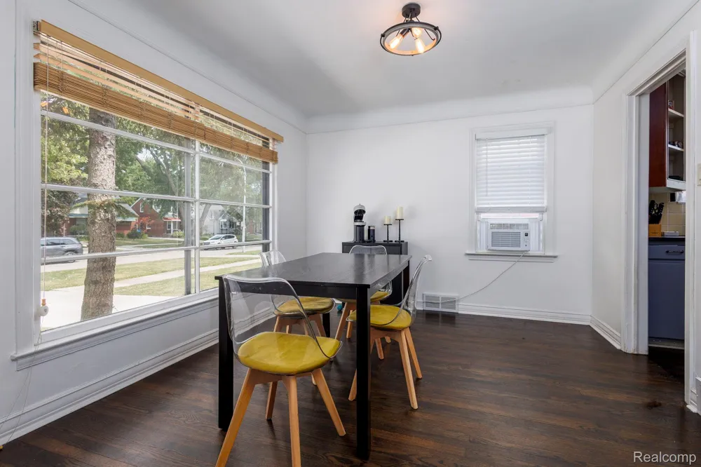 21156 Manchester Boulevard Harper Woods City, MI 48225