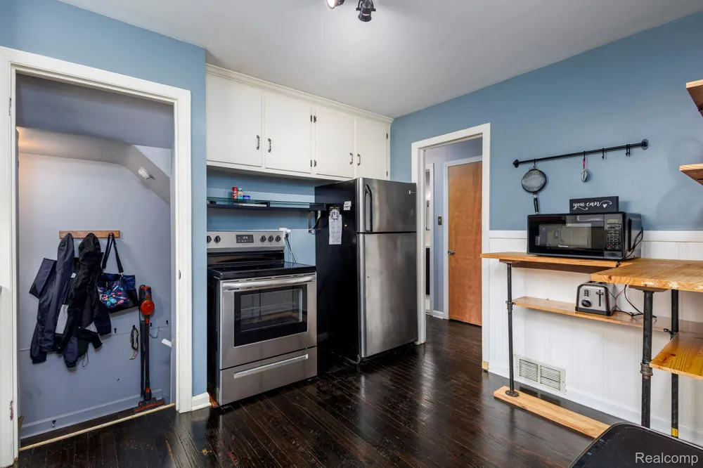 21156 Manchester Boulevard Harper Woods City, MI 48225