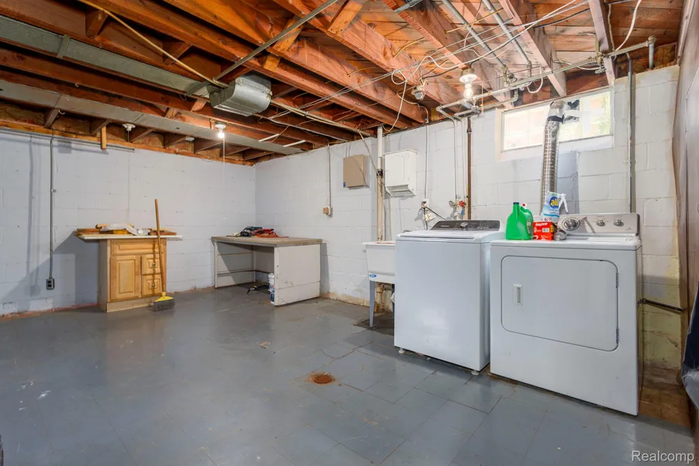 21156 Manchester Boulevard Harper Woods City, MI 48225