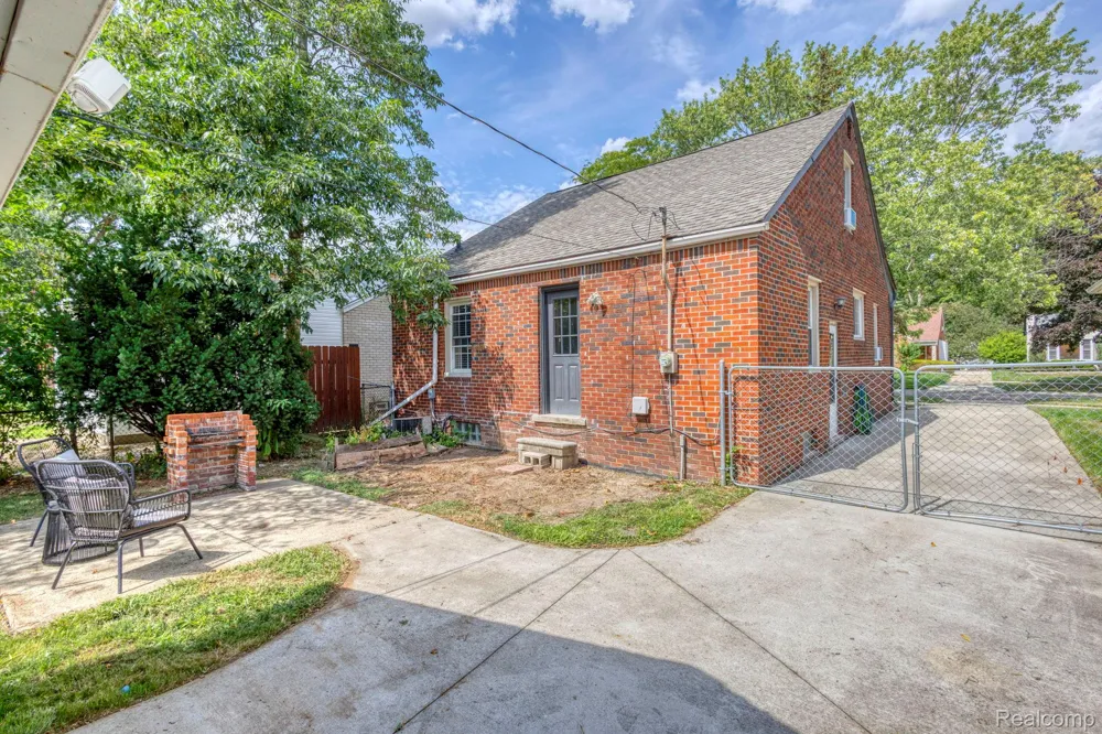 21156 Manchester Boulevard Harper Woods City, MI 48225