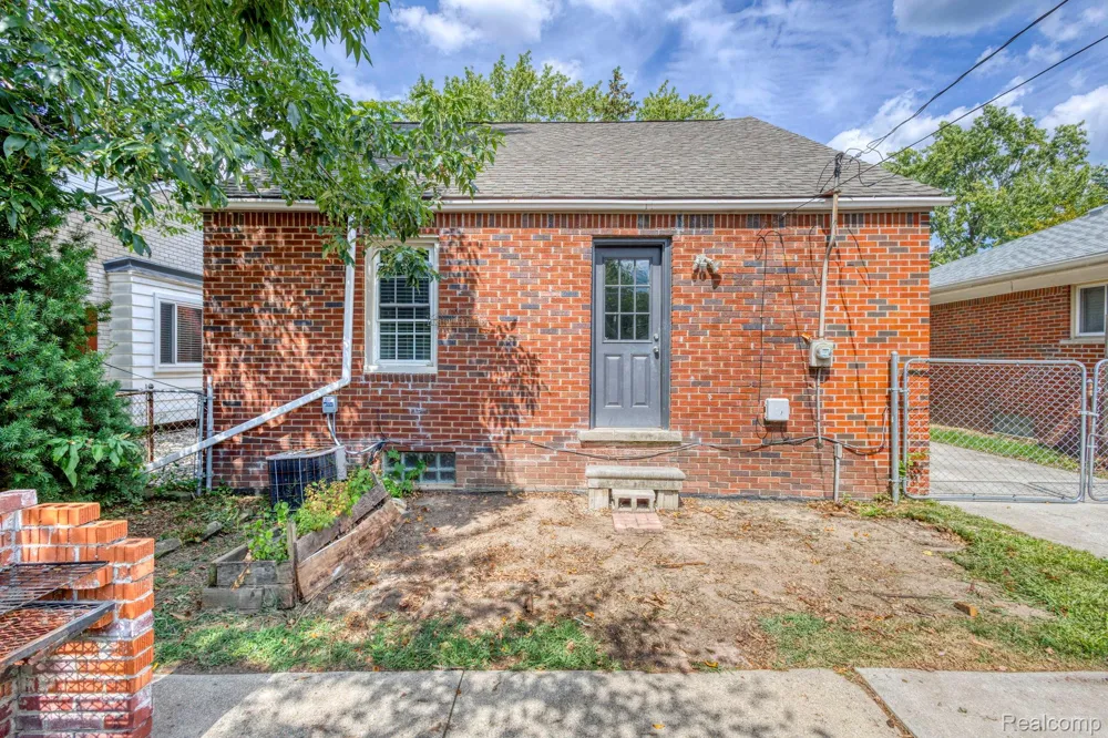 21156 Manchester Boulevard Harper Woods City, MI 48225