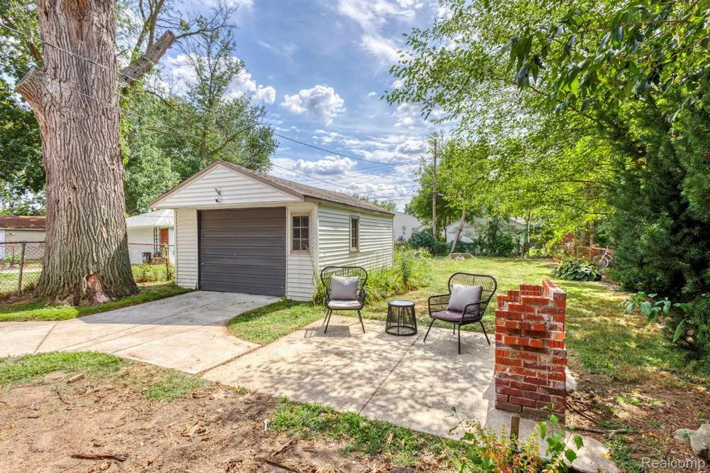 21156 Manchester Boulevard Harper Woods City, MI 48225