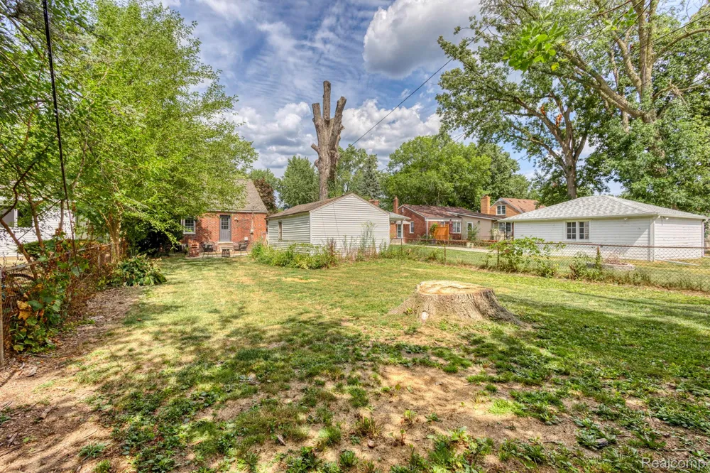 21156 Manchester Boulevard Harper Woods City, MI 48225
