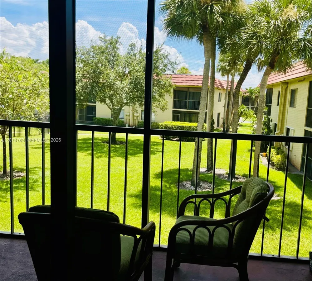 307 Lakeview Dr #202 Weston, FL 33326