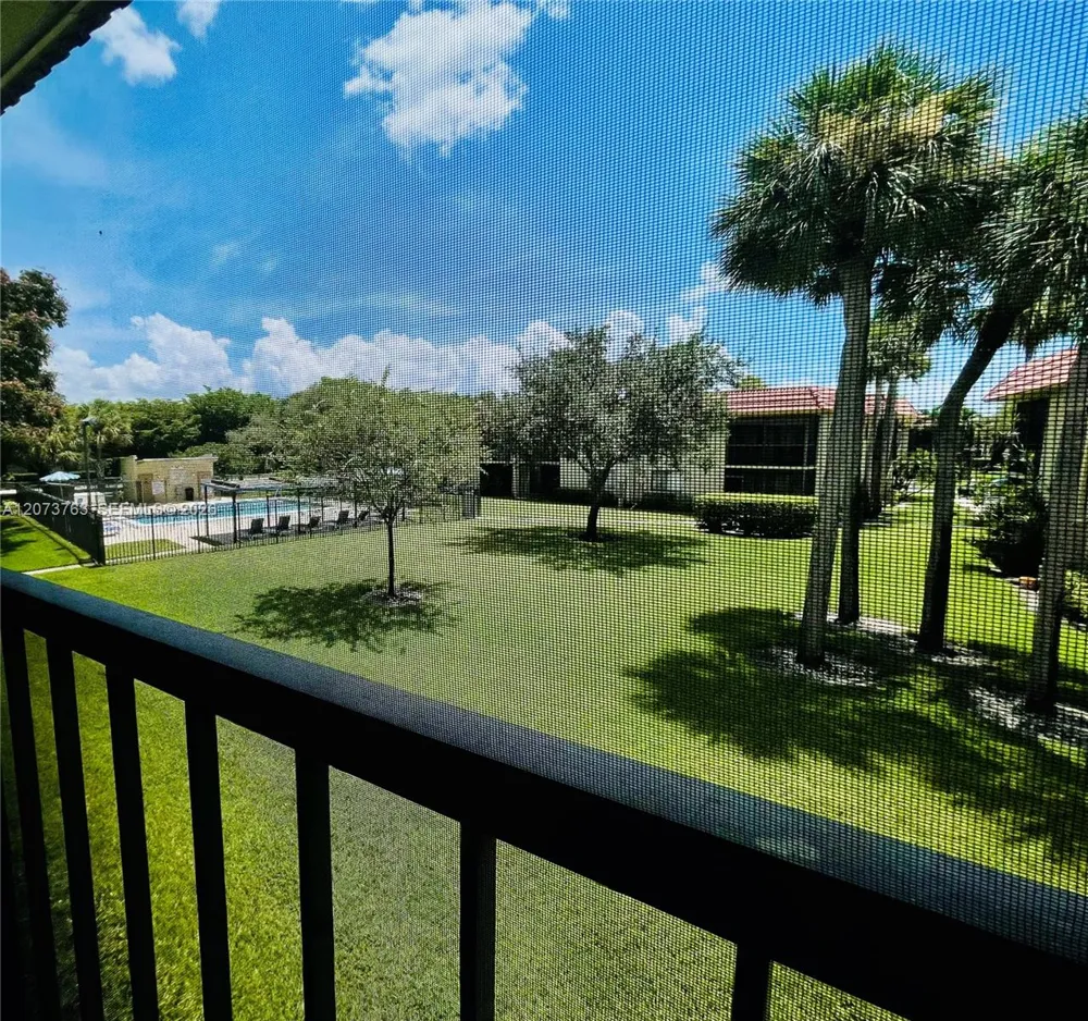 307 Lakeview Dr #202 Weston, FL 33326