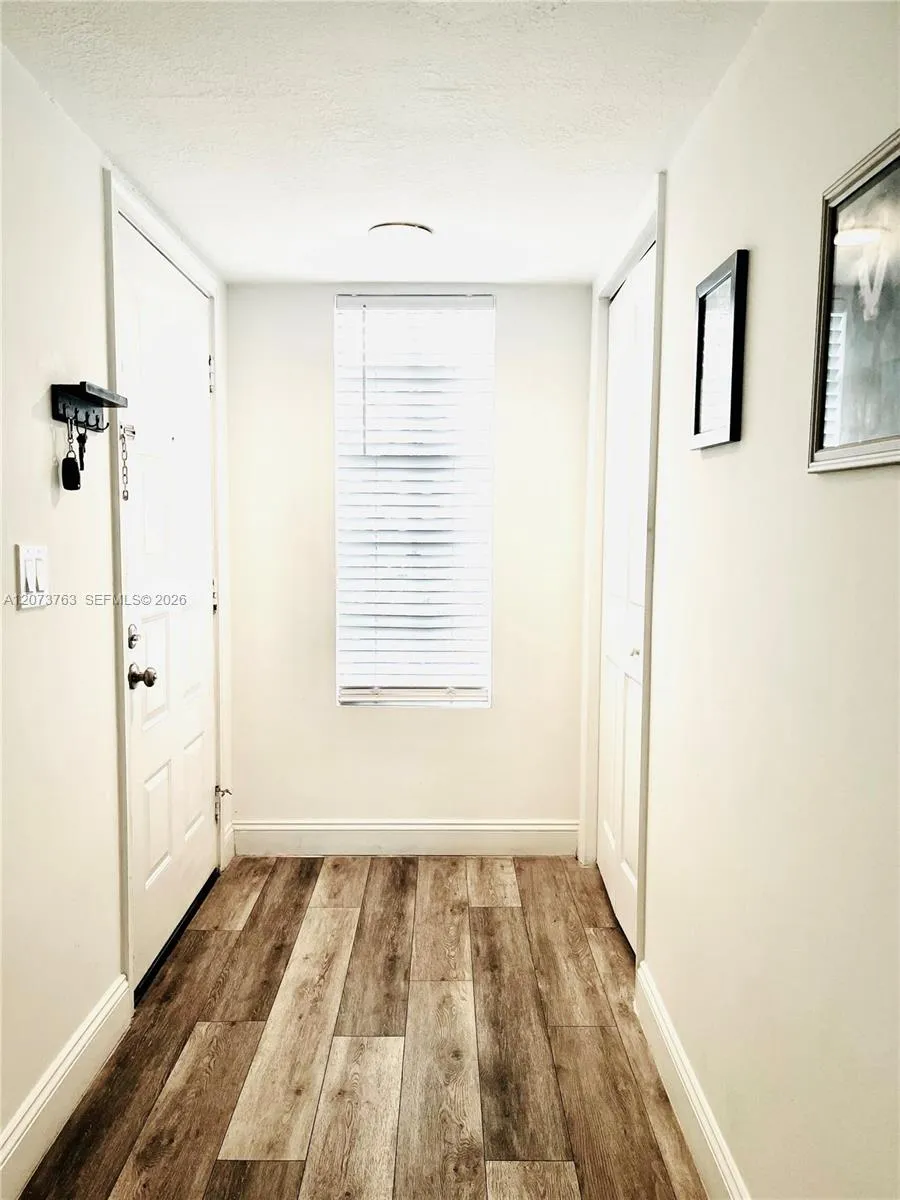 307 Lakeview Dr #202 Weston, FL 33326