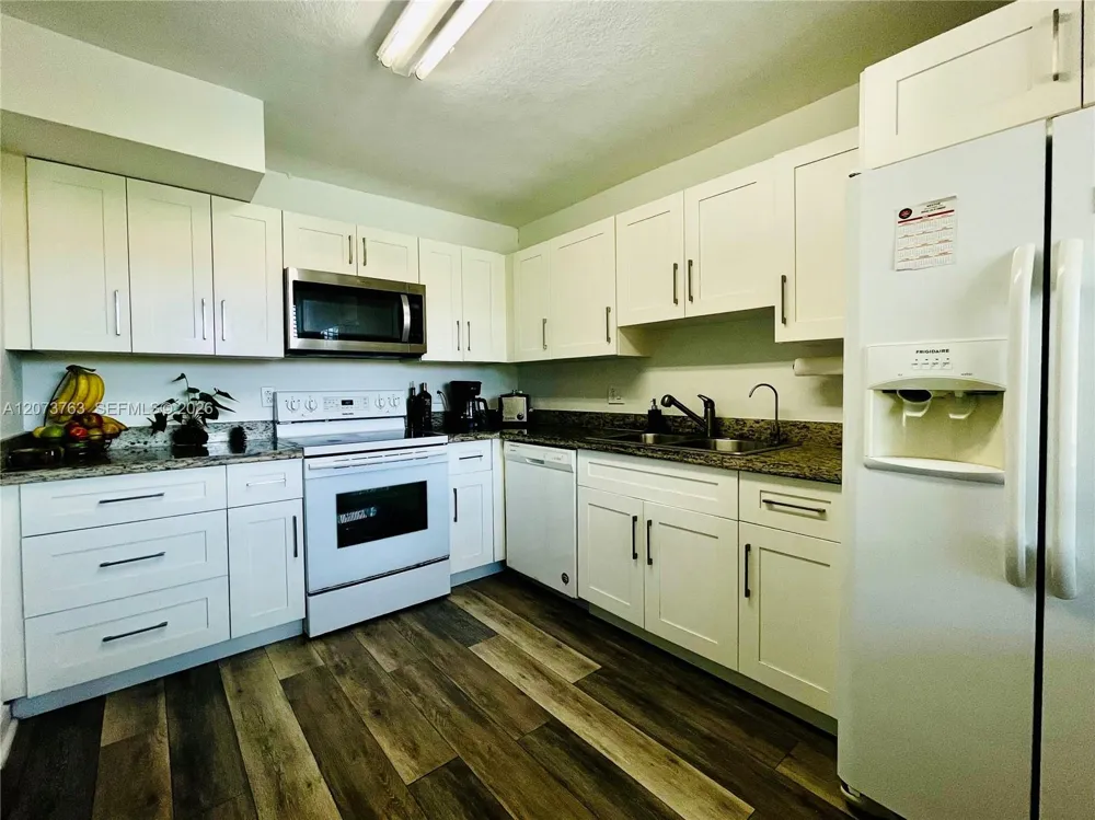 307 Lakeview Dr #202 Weston, FL 33326