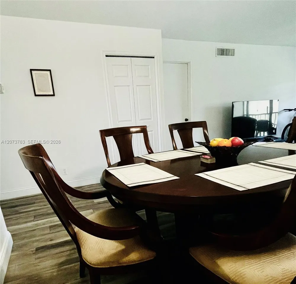 307 Lakeview Dr #202 Weston, FL 33326