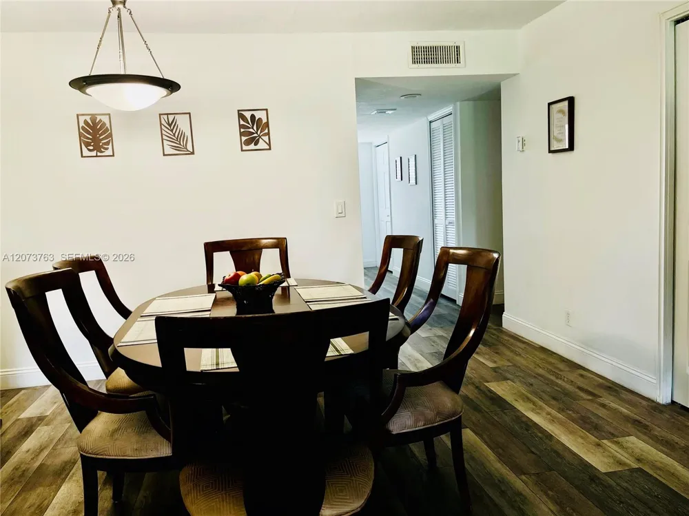 307 Lakeview Dr #202 Weston, FL 33326