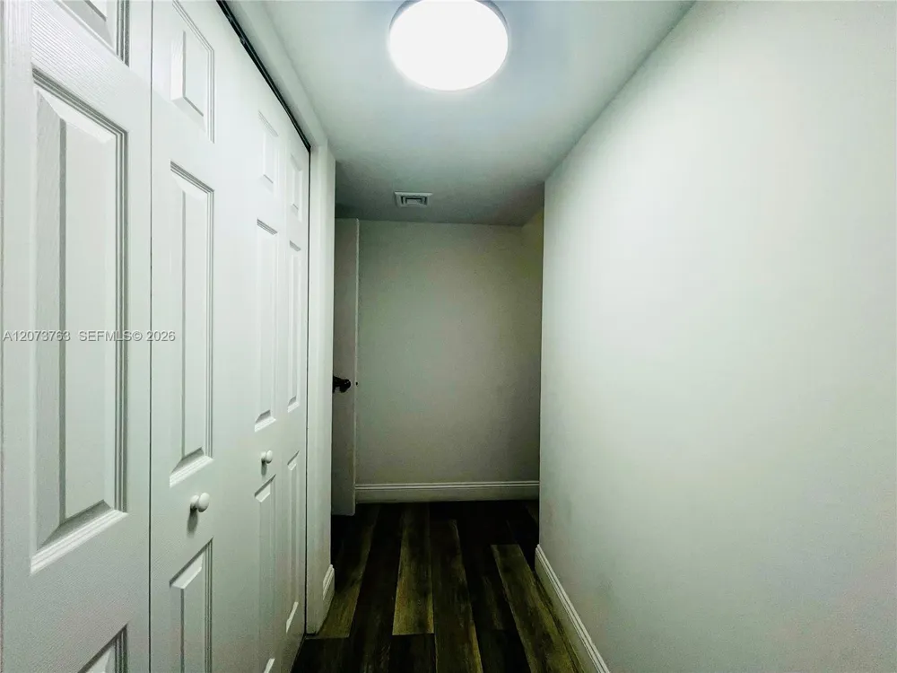 307 Lakeview Dr #202 Weston, FL 33326