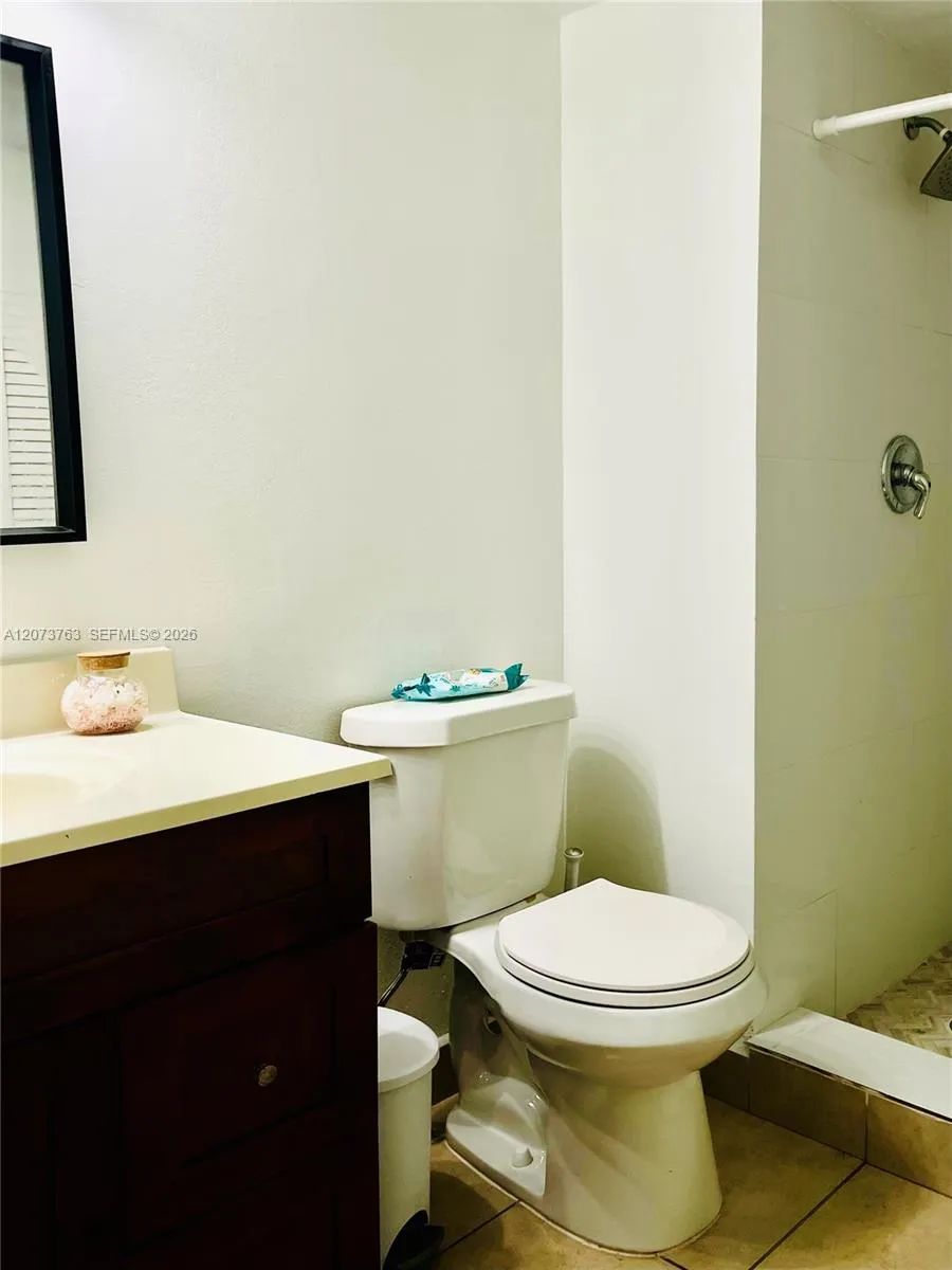 307 Lakeview Dr #202 Weston, FL 33326