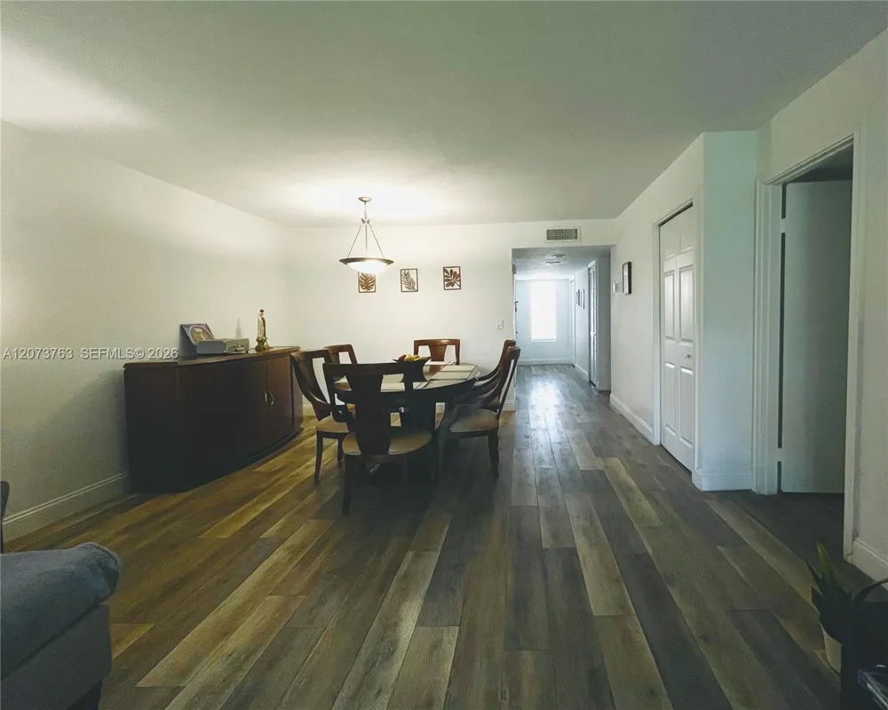 307 Lakeview Dr #202 Weston, FL 33326
