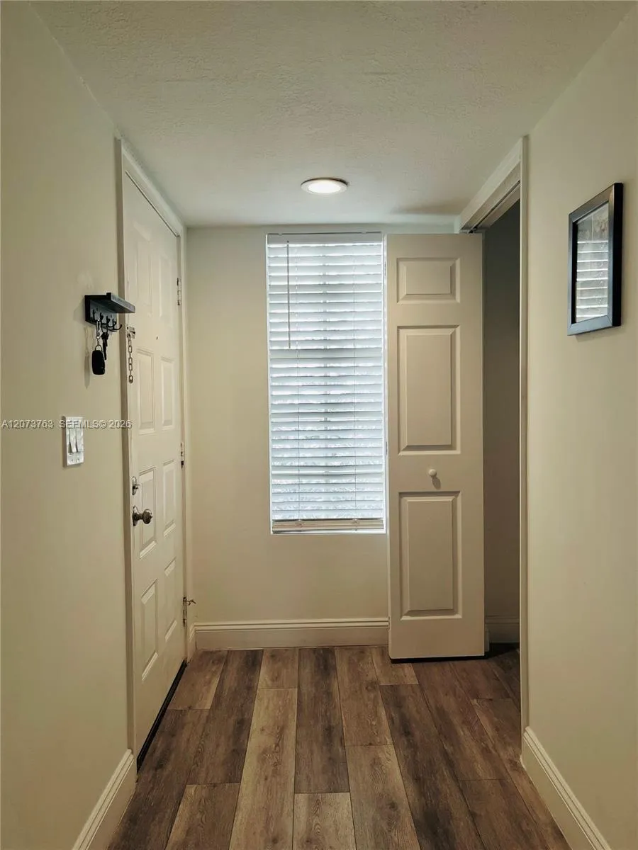 307 Lakeview Dr #202 Weston, FL 33326