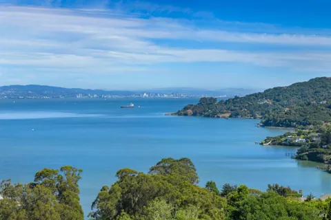 4633 Paradise Drive