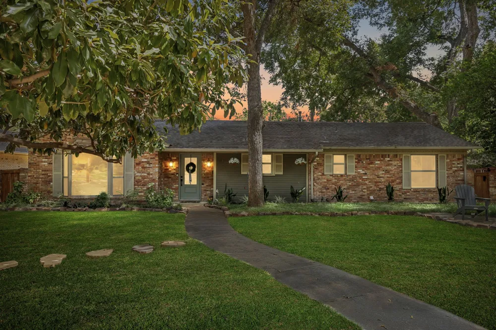9812 Ravensway Drive Dallas, TX 75238