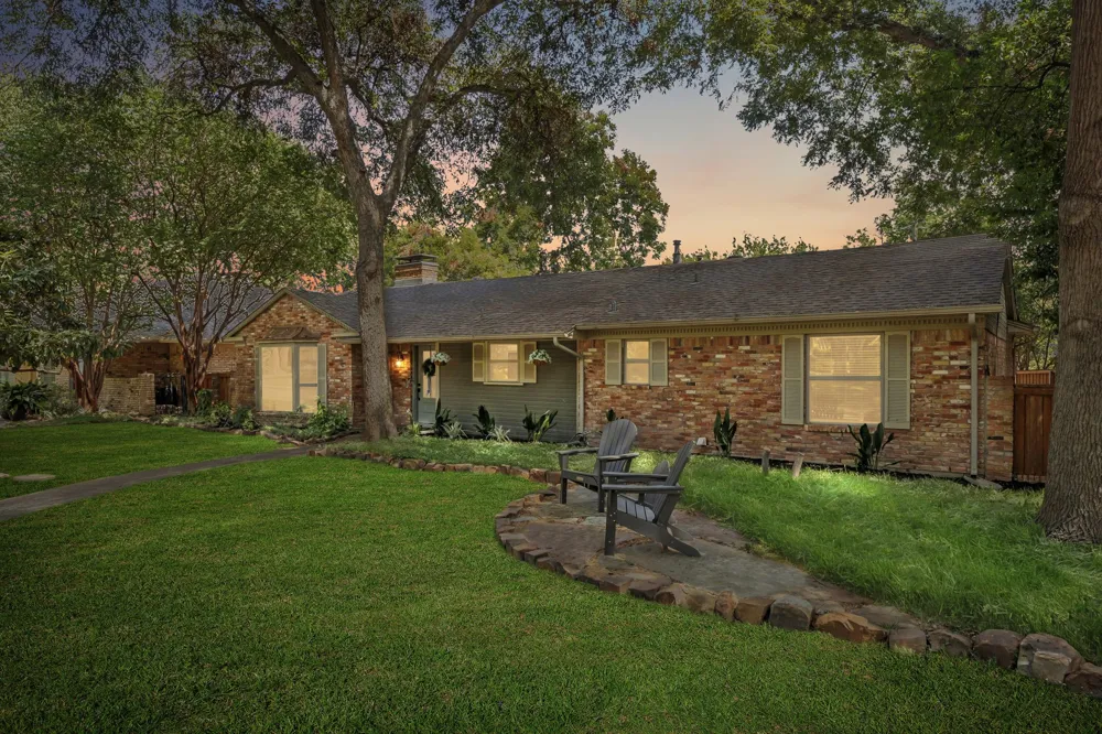 9812 Ravensway Drive Dallas, TX 75238