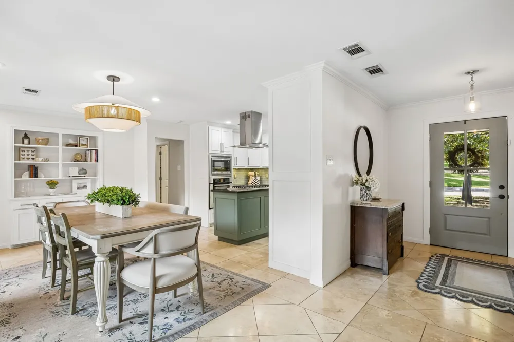 9812 Ravensway Drive Dallas, TX 75238