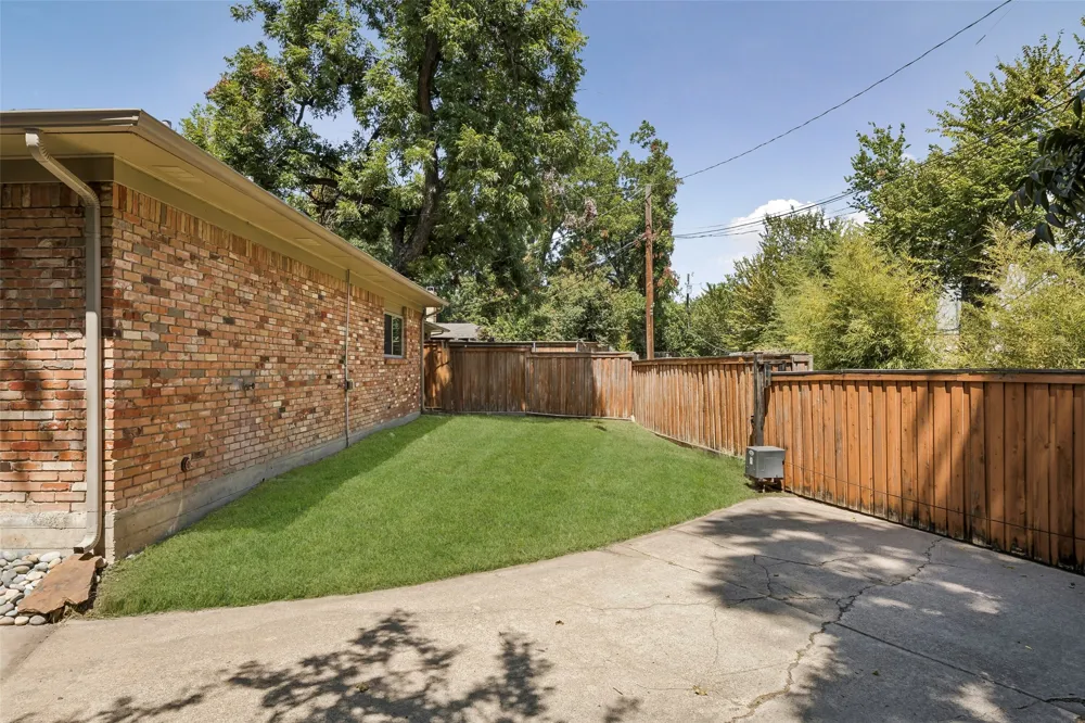 9812 Ravensway Drive Dallas, TX 75238