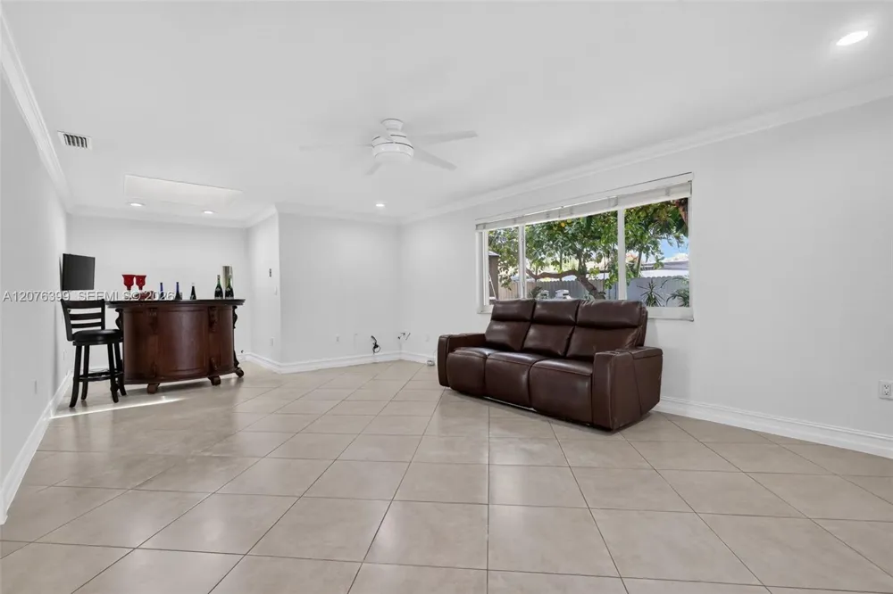 8936 SW 11th St Miami, FL 33174