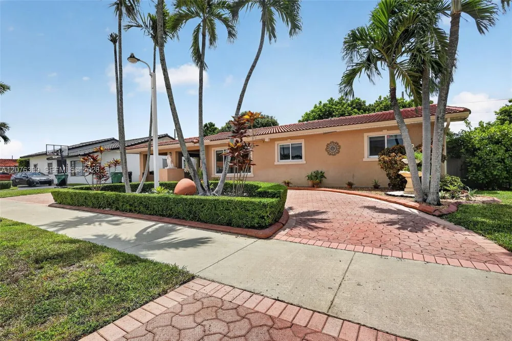8936 SW 11th St Miami, FL 33174