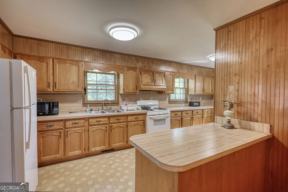 706 S Railroad ST Shady Dale, GA 31085
