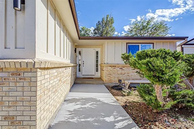 884 Madison Way Bennett, CO 80102