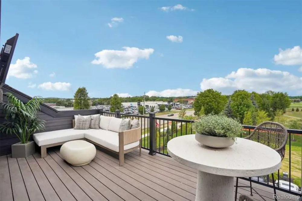 44010 Oakmont Drive Plymouth Charter Township, MI 48170
