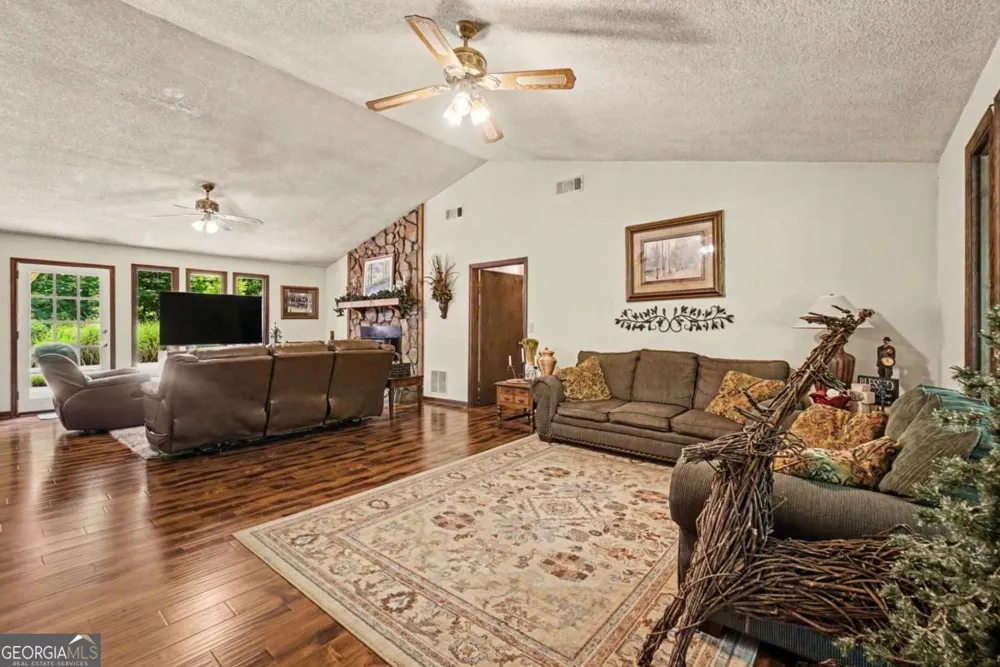 25 Woodall RD SE White, GA 30184