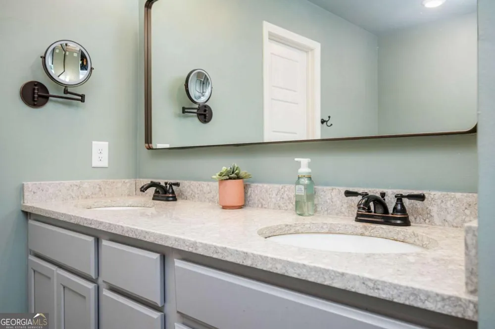 645 Everett LN Woodstock, GA 30188
