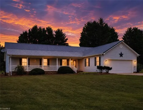 124 Glen Oaks Drive