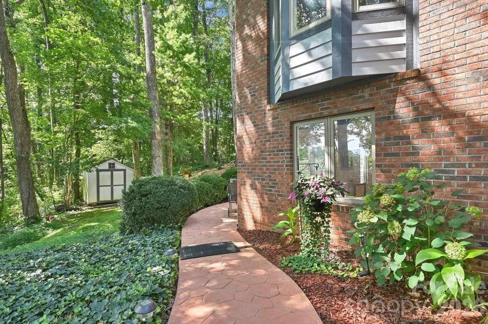 25 Weston Heights Drive Asheville, NC 28803