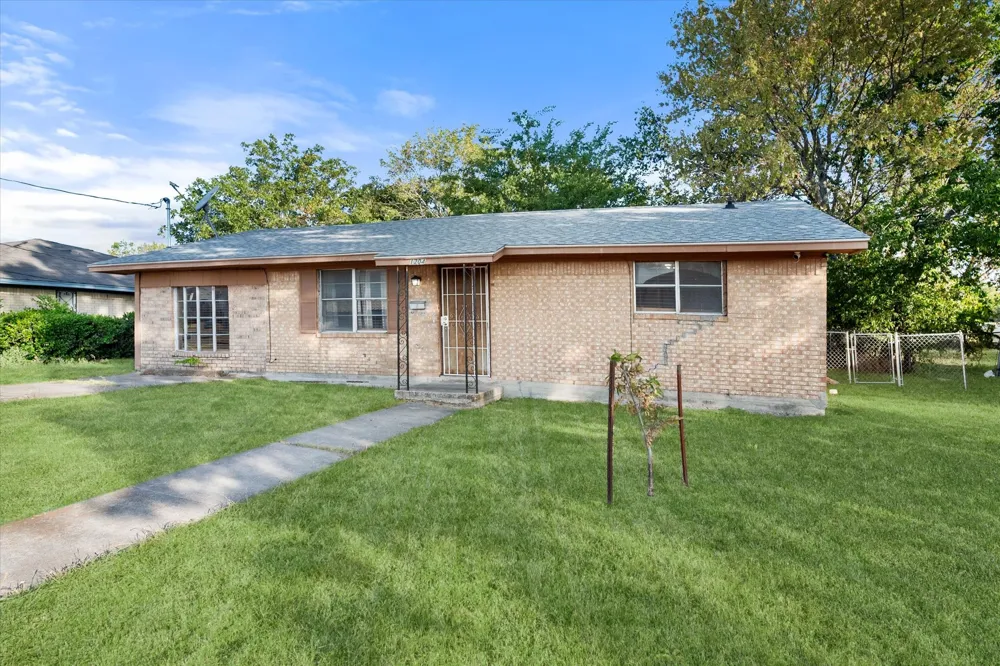 1204 E 13th Avenue Corsicana, TX 75110