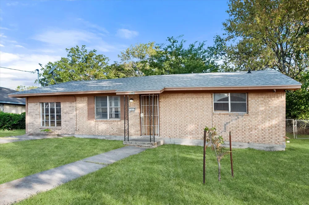 1204 E 13th Avenue Corsicana, TX 75110