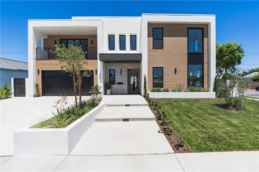 8251 Friesland Drive Huntington Beach, CA 92646