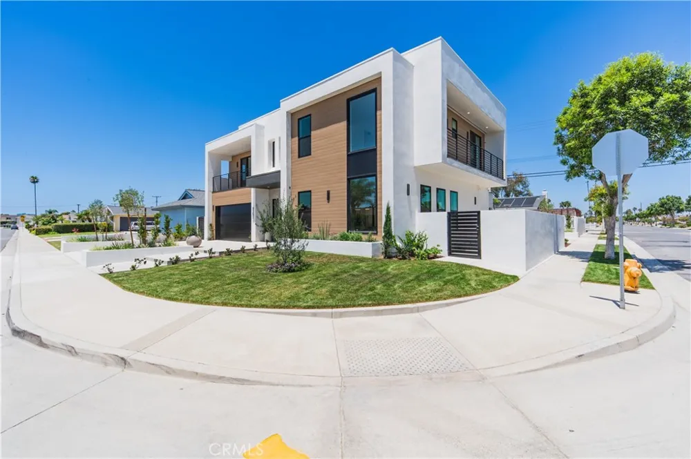 8251 Friesland Drive Huntington Beach, CA 92646