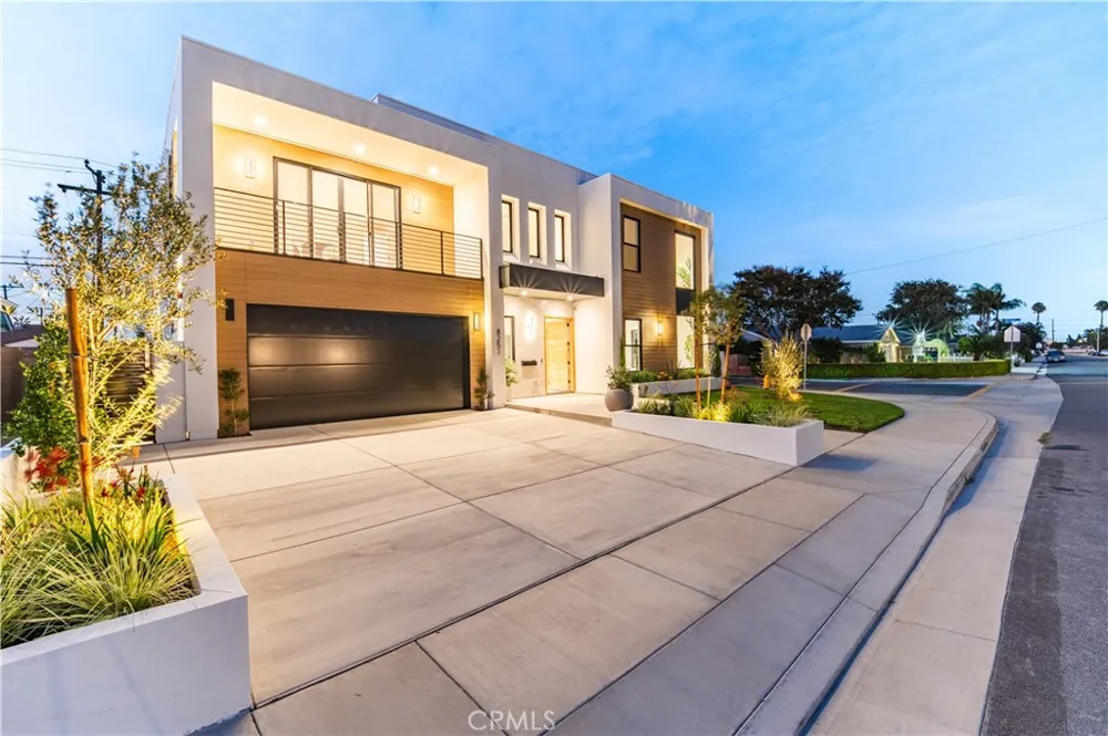 8251 Friesland Drive Huntington Beach, CA 92646