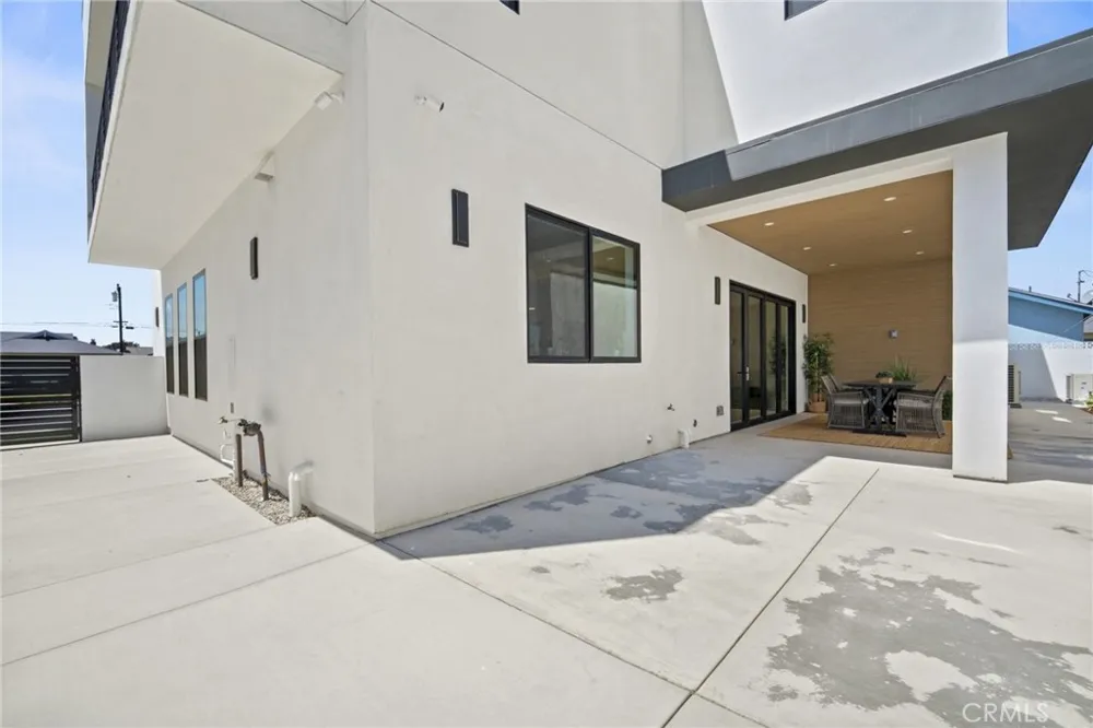 8251 Friesland Drive Huntington Beach, CA 92646