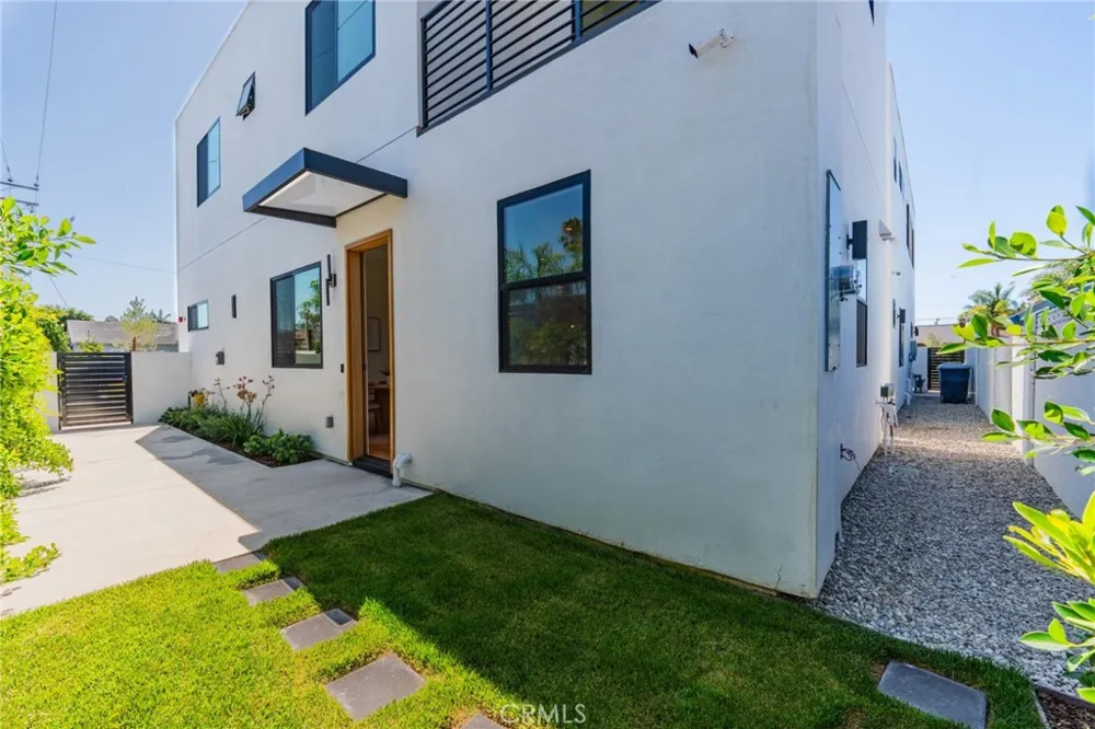 8251 Friesland Drive Huntington Beach, CA 92646