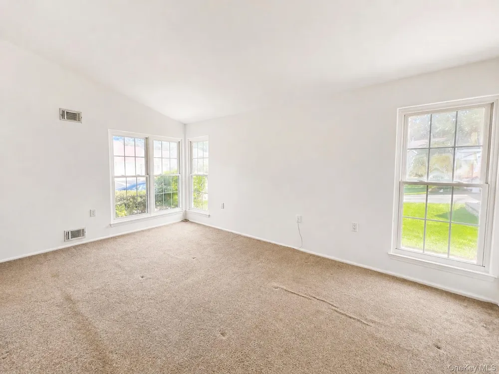 6 Oakdale Court Ridge, NY 11961